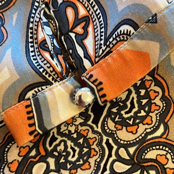 Craig Taylor 💯silk blouse. Gorgeous print in silver, blue, white. Keyhole neck - Picture 13 of 13